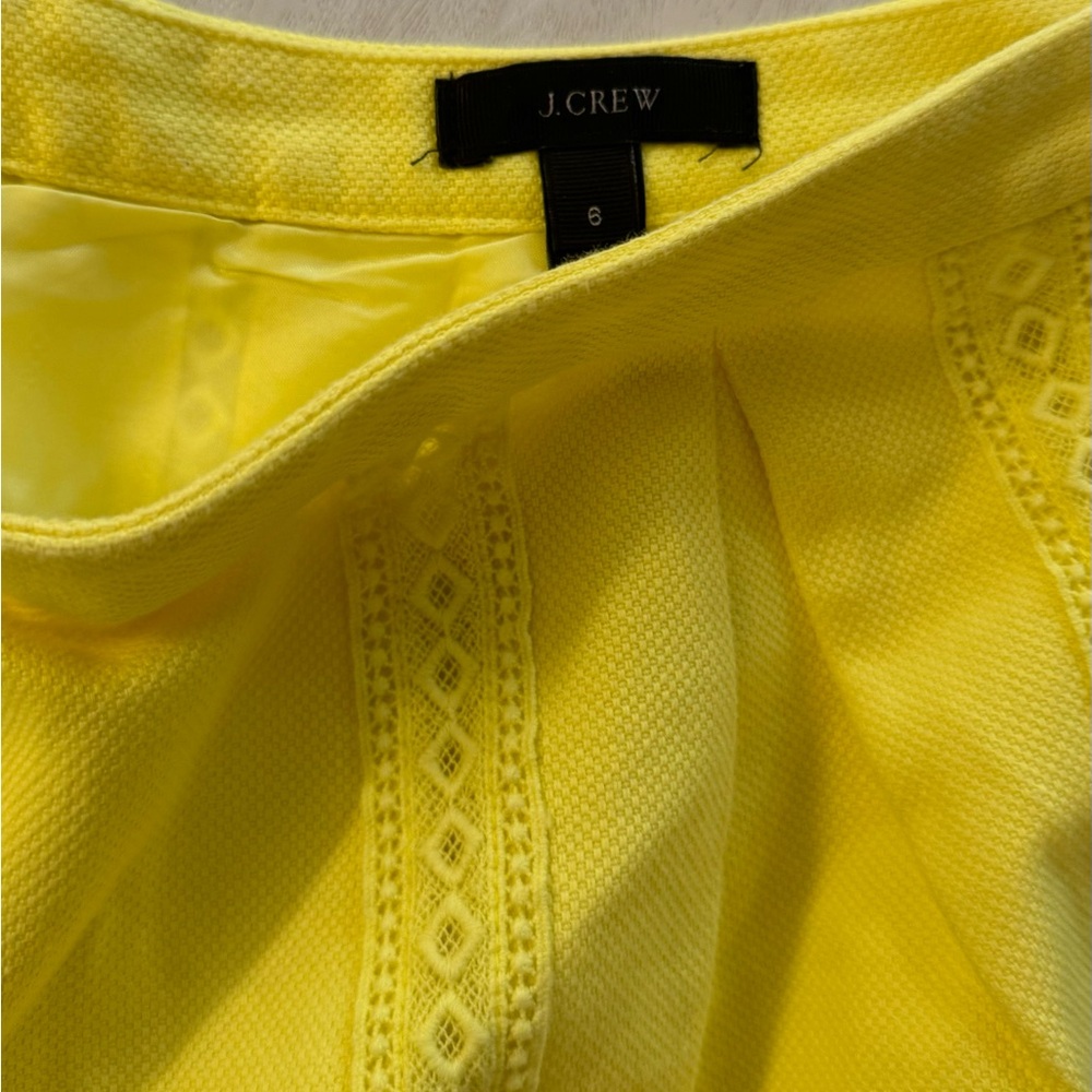 Yellow skirt with lace detail and pockets